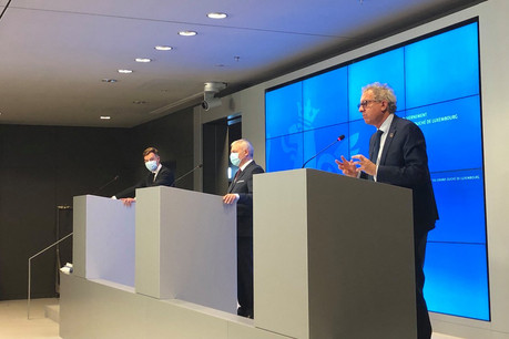 Franz Fayot, Dan Kersch et Pierre Gramegna se réjouissent de l’accord trouvé pour assurer l’emploi et le futur de la sidérurgie au Grand-Duché pour les cinq prochaines années. (Photo: Paperjam)