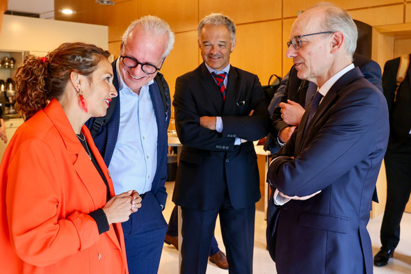 La présidente de l’OGBL, Nora Back, s'entretient avec le Premier ministre, Luc Frieden, sous le regard de Marc Lauer, vice-président de l’ACA, et de Michel Reckinger, président de l'UEL.  (Photo: SIP)