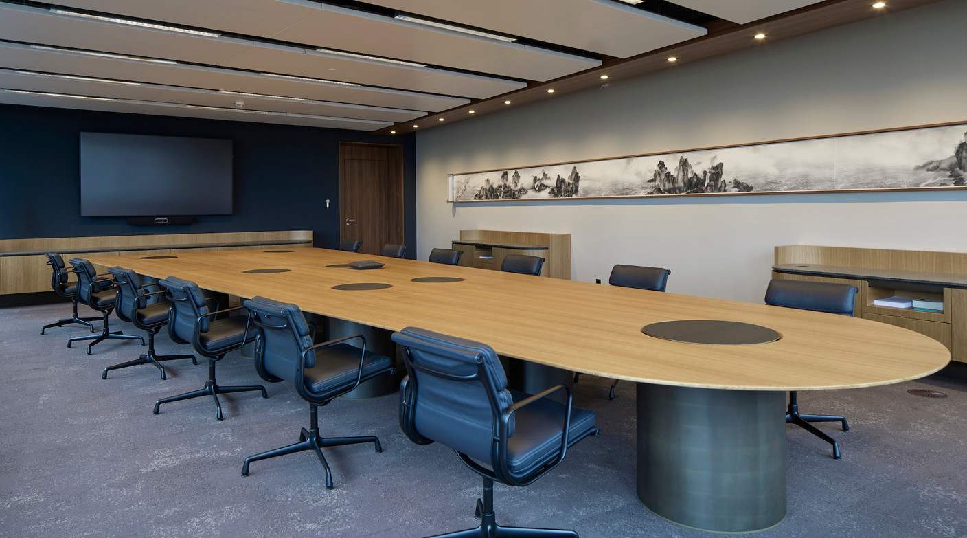 La grande table de réunion présente une forme spécialement conçue pour la vidéoconférence. (Photo: Éric Chenal)