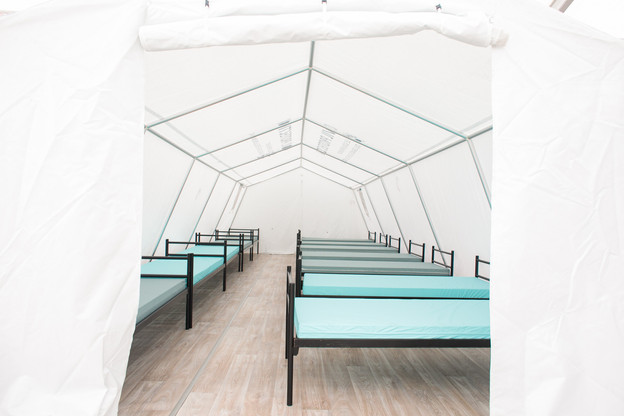 Les tentes du nouveau site Tony Rollman pourront accueillir jusqu’à 500 réfugiés. (Photo: Matic Zorman/Maison Moderne)