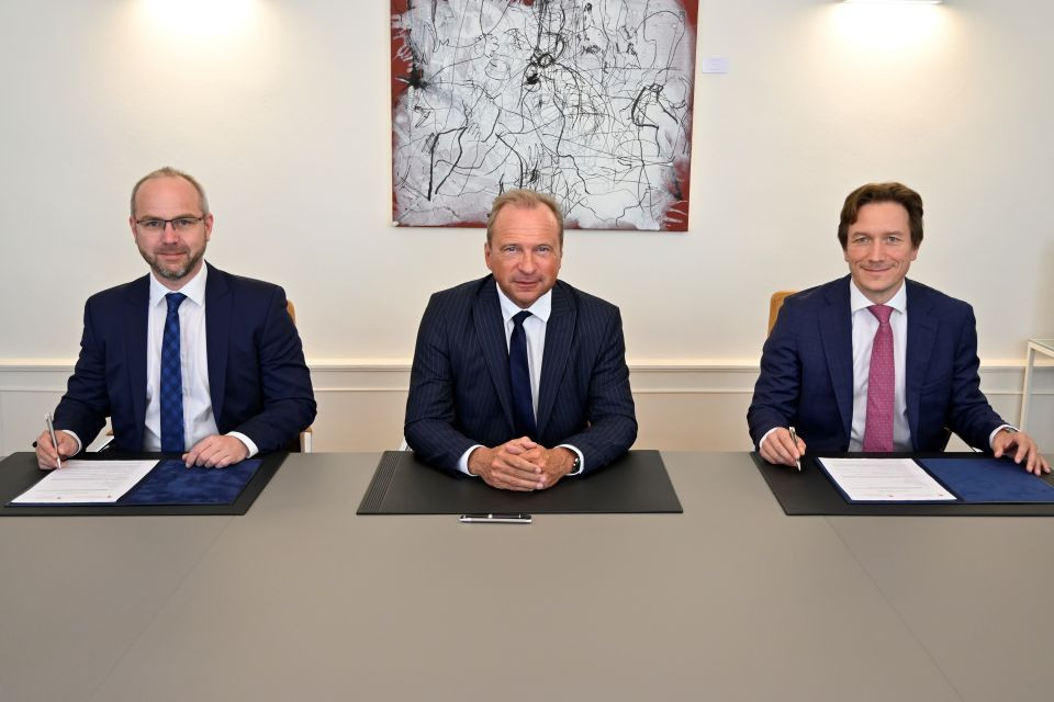From left to right: Christian Buttel, deputy director of the Registration Duties, Estates and VAT Authority (AED), finance mininster Gilles Roth (CSV) and Jean-Paul Olinger, director of the Luxembourg Inland Revenue (Administration des contributions directes, ACD). Photo: Ministry of Finance