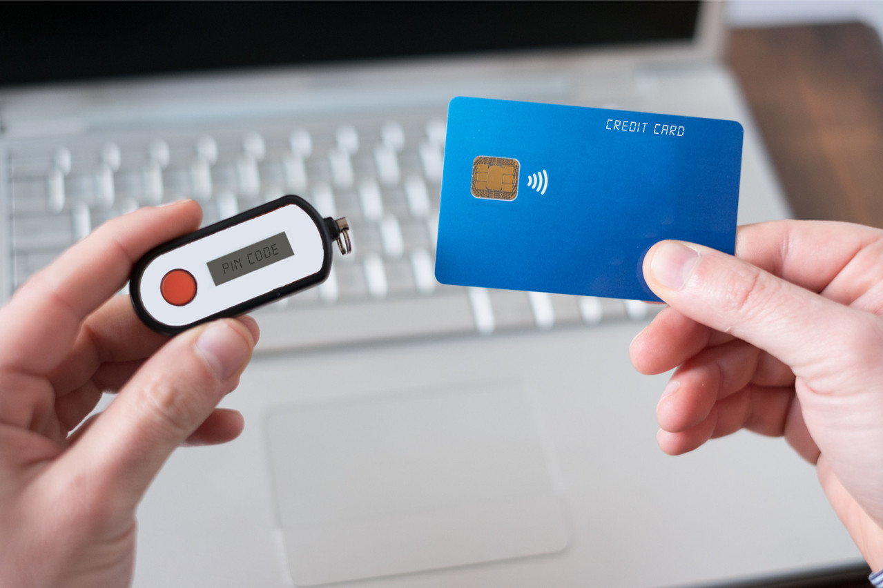 Selon les exigences de la directive européenne PSD2, deux outils sont désormais nécessaires pour assurer un paiement en ligne. (Photo: Shutterstock)