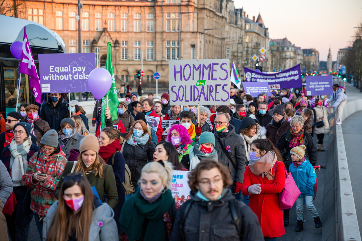 Paul Zens pictured at last year’s women’s day march carrying a sign for men in solidarity with women (”Hommes solidaires”). Library photo: Romain Gamba/Maison Moderne