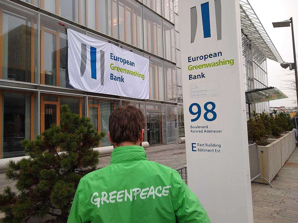 The activists called for the EIB to cease financing all fossil fuel projects and supporting carbon emitting companies and to stop what Greenpeace sees as greenwashing. Photo: Greenpeace Luxembourg