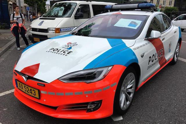 Une des Tesla de la police s'est retrouvée en panne de batterie sur l'autoroute.  (Photo: Delano)
