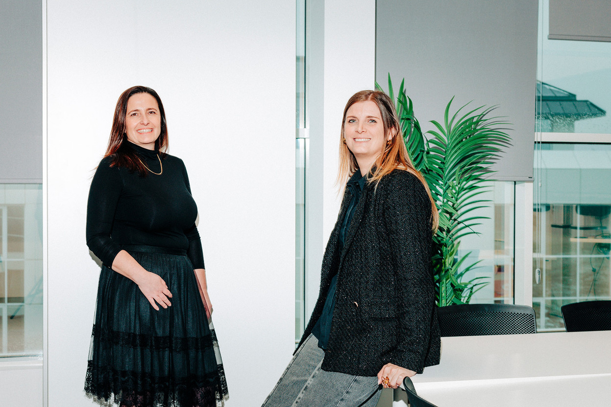Sophie Henrion, Managing Director of SD Worx Luxembourg, and Séverine Moca, member of the management committee, embody a global HR approach based on the coordination of expertise to address the growing complexity of Luxembourg’s challenges. Photo: Julian Pierrot / Paperjam