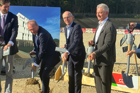 The officials pose for the traditional photo, shovels in hand. (Photo: Paperjam)