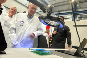 Printing, inspection, quality control. Every stage, in the cleanroom, under the Prime Minister’s watchful eye, must result in a flawless product. (Photo: Paperjam)