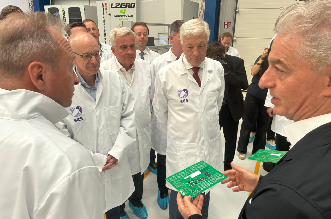 Adel Al-Saleh, holding the first products, in front of the politicians. (Photo: Paperjam)