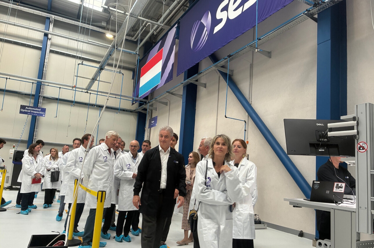 The Luxembourg and European flags mark a quick tour of the cutting-edge technology used to manufacture SES’s first microprocessors. (Photo: Paperjam)