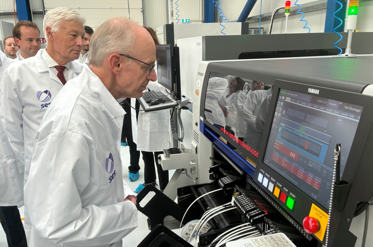 Prime Minister Luc Frieden standing in front of one of the air quality monitoring devices. (Photo: Paperjam)