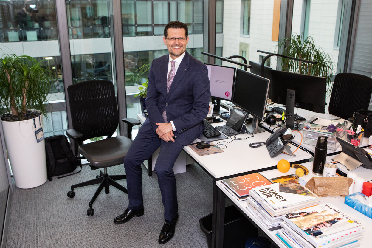  Adel Nabhan, dans son bureau chez Degroof Petercam.  (Photo: Maison Moderne/Eva Krins)