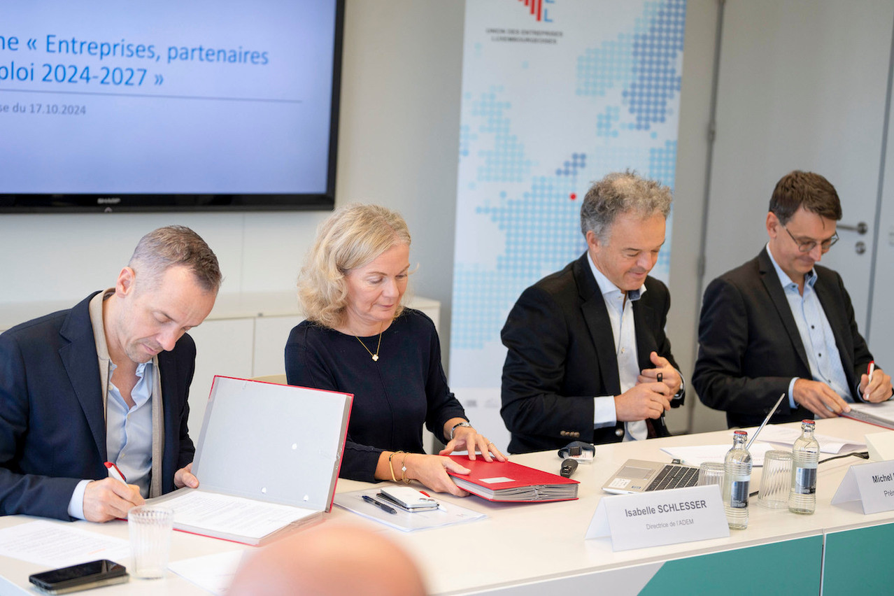 Labour minister Georges Mischo (CSV), Adem director Isabelle Schlesser, UEL president Michel Reckinger and UEL director Marc Wagener signed a new partnership programme for the period 2024-2027. Photo: Thierry Frisch / Adem