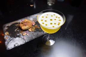 Le restaurant réalise aussi ses propres cocktails, comme le Grâce de Meknes, avec gin, jus de citron, Suze et quelques perles d’huile. (Photo: Matic Zorman / Maison Moderne)