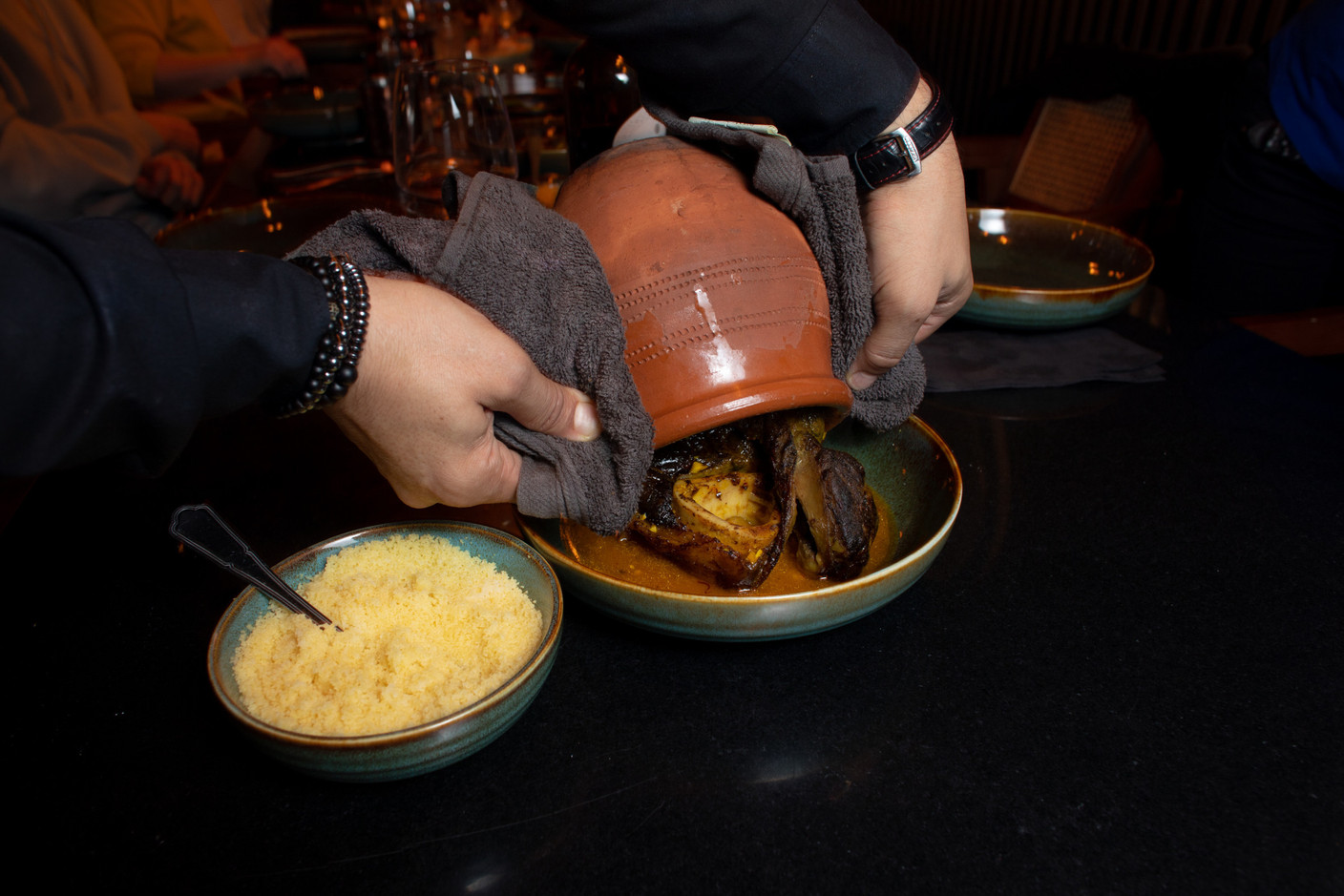 Les cuissons se font dans des pots de terre cuite. (Photo: Matic Zorman / Maison Moderne)