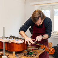 In Mamer, two musicians, Jacques Sanavia and Mélissa Henno, have turned their passion into real know-how: the craftsmen are keeping alive the skills of master luthier Jean-Pierre Reitz.  Photo: Romain Gamba