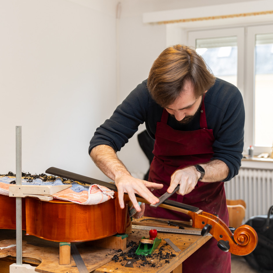 In Mamer, two musicians, Jacques Sanavia and Mélissa Henno, have turned their passion into real know-how: the craftsmen are keeping alive the skills of master luthier Jean-Pierre Reitz.  Photo: Romain Gamba