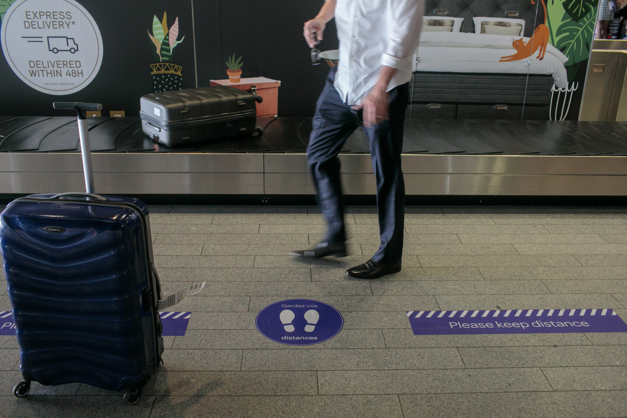 Les nombreux autocollants à l’aéroport de Luxembourg rappellent de garder les distances de sécurité. (Photo: Matic Zorman / Maison Moderne)