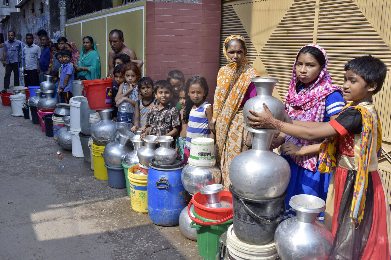 100 millions de dollars seront investis dans un projet d’assainissement de l’eau au Bangladesh. Aller chercher de l’eau est pour l’instant une mission remplie essentiellement par les femmes et les petites filles, ce qui les prive d’éducation. (Photo: Shutterstock)