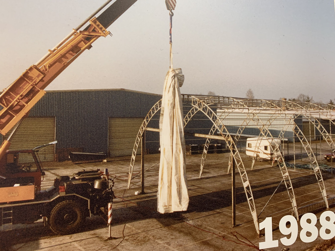 Une petite caravane sur le terre-plein de l’aéroport: c’était le premier bureau de René Closter. (Photo: Luxembourg Air Rescue)
