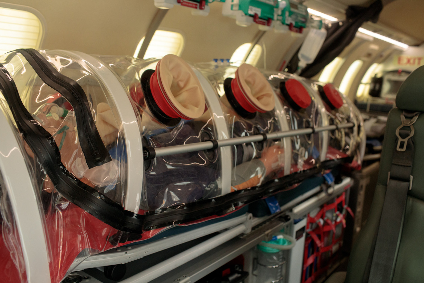 Pour ses avions, Luxembourg Air Rescue a opté pour un équipement plus souple, la chambre d’isolement portable. (Photo: Matic Zorman / Maison Moderne)
