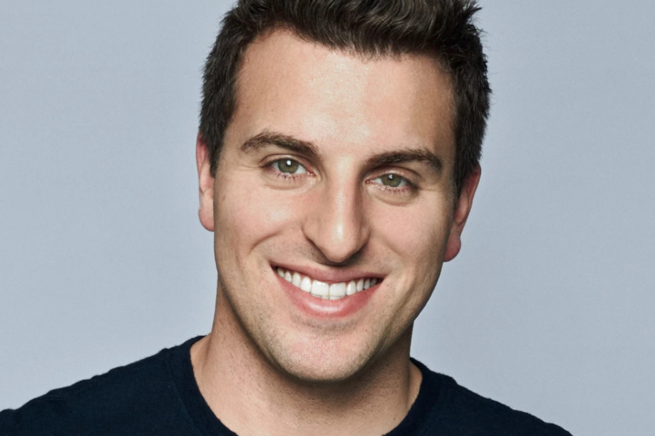 Pour le fondateur et CEO d’Airbnb, Brian Chesky, le télétravail a augmenté la productivité de son entreprise de technologie. L’interview montre que cela a été un des facteurs. (Photo: Airbnb)