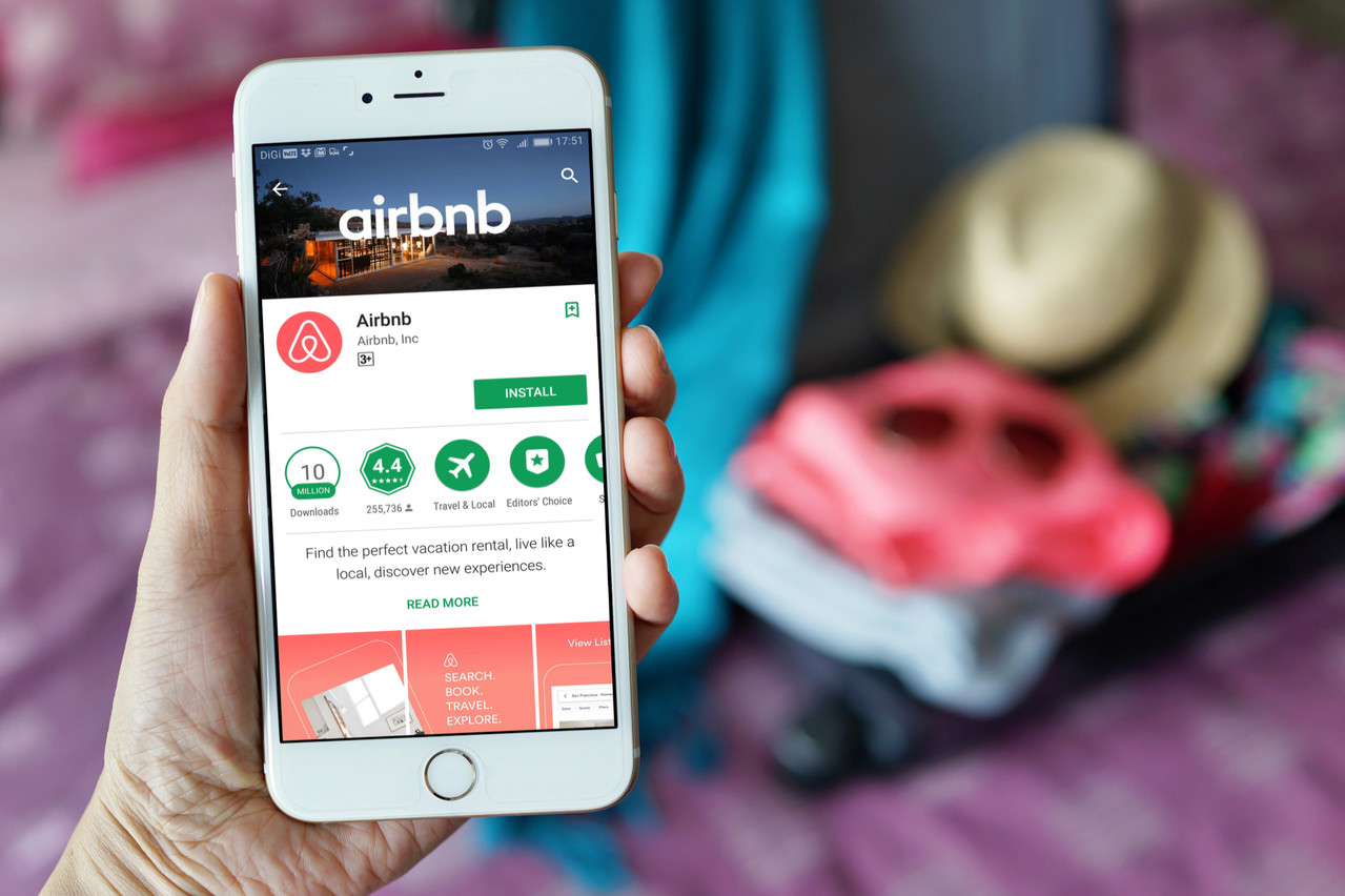 Comme un appel du pied à attendre que les jours meilleurs reviennent, Airbnb a décidé de rembourser pour 250 millions de dollars d’annulations dues au coronavirus. Et de créer un fonds pour soutenir ceux qui doivent rembourser des crédits. (Photo: Shutterstock)