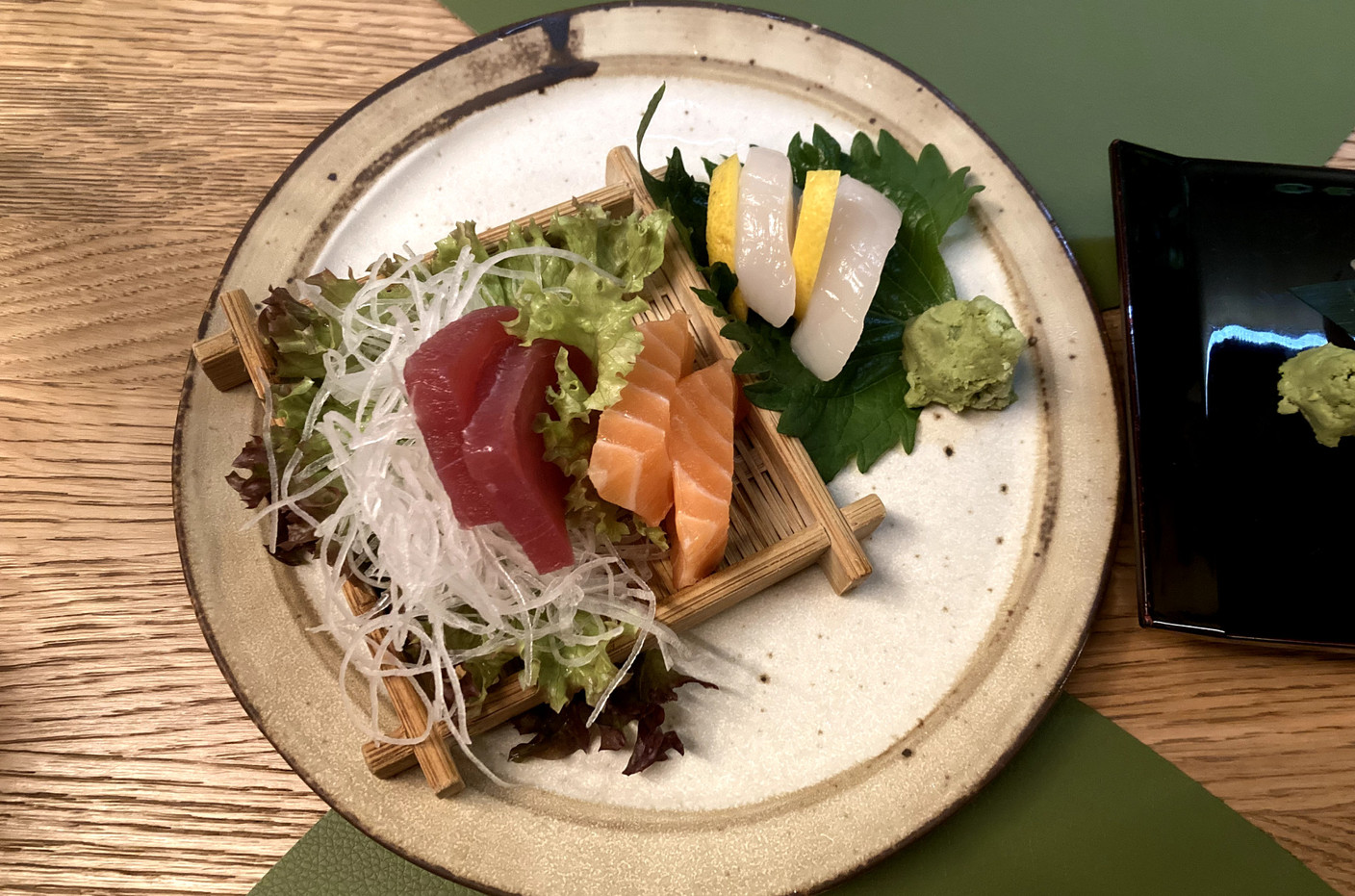 Assorted sashimi (tuna, salmon, scallops). Photo: Céline Coubray