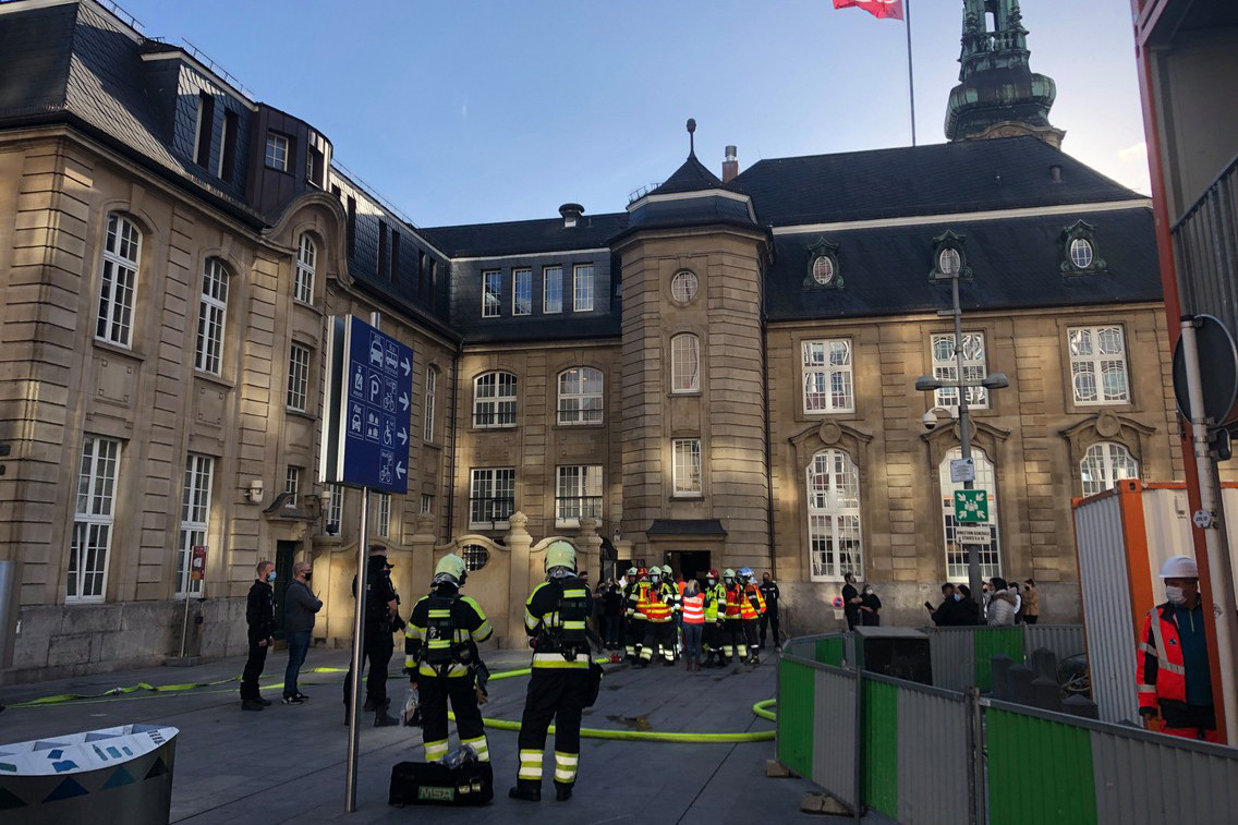 Devant la gare de Luxembourg, beaucoup s’interrogeaient sur les raisons pour lesquelles l’alarme retentissait ce jeudi après-midi. (Photo: Paperjam.lu)