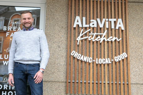 Julien Bretnacher présente avec enthousiasme et conviction la démarche «simple, bonne et bio» d’Alavita Kitchen, la nouvelle enseigne qu’il vient d’ouvrir avec Anne Harles. (Photo: Matic Zorman / Maison Moderne)