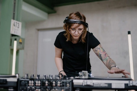 Aussi passionnée de musique qu’elle n’est dédiée à son art, Sappho n’en reste pas moins une sympathique fêtarde qui sait inviter à la danse sans grands efforts, mais avec de très bons sons! (Photo: Marion Dessard pour Sonotron)