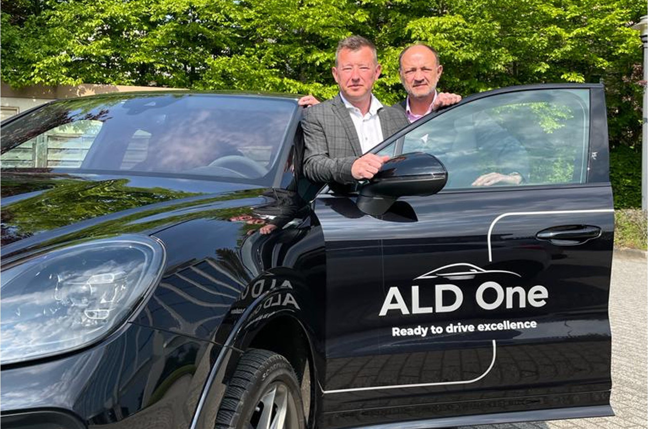 À gauche, Gerrit CANIPEL, Sales Director ALD Automotive. À droite, Laurent BOURGEOIS, Sales Manager ALD One.  (Photo: ALD Automotive)