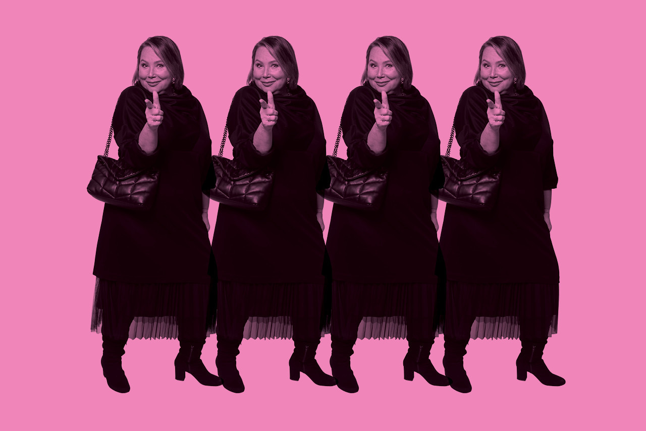 Marina Soliet, at Luxembourg Art Week, imitates Alex Reding’s pose from Paperjam’s November cover. Photo: Maison Moderne