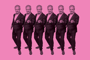 Marc Giorgetti adopts Alex Reding’s iconic pose from Paperjam’s November issue during Luxembourg Art Week. Photo: Maison Moderne