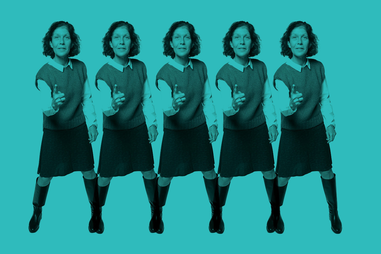 Lis Schaffner mimics the distinct pose of Alex Reding seen on the November issue of Paperjam during Luxembourg Art Week.. Photo: Maison Moderne