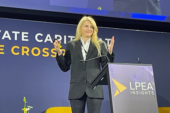 «À mesure que les logiciels deviennent bon marché et abondants, la confiance humaine, les relations et l’expérience historique deviennent des atouts rares et non commercialisables», a déclaré Alexandra Bud, responsable de gestion chez Mangrove Capital Partners, lors de la conférence LPEA Insights le 15 octobre 2026. (Photo: Sylvain Barrette)