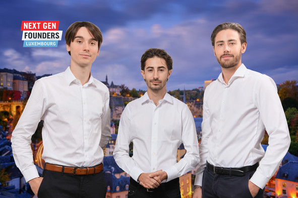 Nicolas Thill, Julien Poncé et Maximilian Wagner, les trois cofondateurs d’Algora, développent une plateforme de recherche et d’analyse fondée sur l’intelligence artificielle, destinée aux professionnels de l’investissement. (Photos: fournie par Algora, Shutterstock; montage: Paperjam)