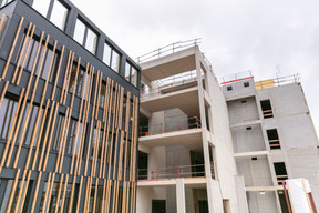 In the centre, a concrete core houses the stairs and lift shafts. Photo: Romain Gamba / Maison Moderne