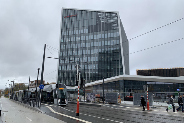 La tour Infinity Working s’élève au pied de la Porte de l’Europe, entre l’avenue Kennedy et la Cour de justice de l’UE. (Photo: Paperjam)