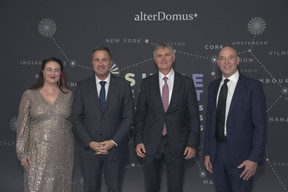 (l-r) Joanne Ferris, chief human resources officer at Alter Domus; Xavier Bettel (DP), prime minister and minister of state; René Beltjens, chairman; Doug Hart, CEO of Alter Domus at the firm’s 20th anniversary celebration, held on 29 September 2023 at Luxexpo. Photo: Alter Domus
