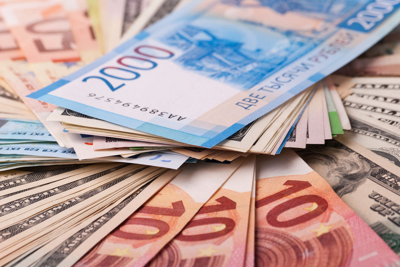 Russian alternative funds represent a small share of global fundraising and assets under management. Library picture: Euro, dollar and rouble banknotes. Photo credit: ElenaR/Shutterstock