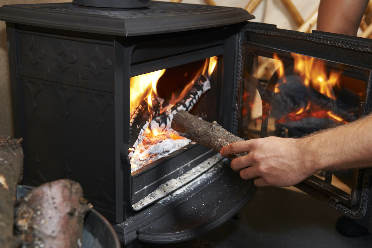 Pellet stoves, wood stoves, heat pumps... Consumers are investing to reduce their gas bills. Photo: Shutterstock