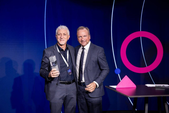 À gauche, le CEO et cofondateur d’Altilia, Massimo Ruffolo, et à droite, le ministre des Finances, Gilles Roth, lors de la remise de l’Aca Innovation Award 2026. Le ministre a remis le trophée de cette 7e édition à Altilia. (Photo: Made Creative)