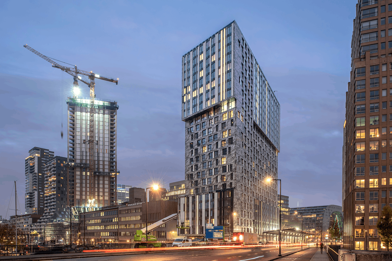 Tour  Our Domain  de 70 mètres de hauteur au cœur de Rotterdam avec des panneaux de façade en ALUCOBOND®. Une tour impressionnante de 24 étages destinée aux étudiants et aux jeunes professionnels.  Peter de Ruig