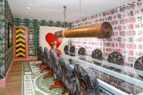 In the conference room, a huge cigar serves as a light fixture, and the carpet represents an XXL banknote. (Photo: Serge Brison)