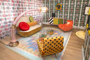 Dans l’espace lounge, on retrouve plusieurs objets représentatifs du style de Studio Job, dont les meubles édités par Seletti. ((Photo: Serge Brison))