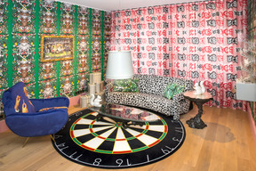 Tenture sur mesure et papier peint au motif original… tout est pensé ici pour concevoir un décor total. ((Photo: Serge Brison))