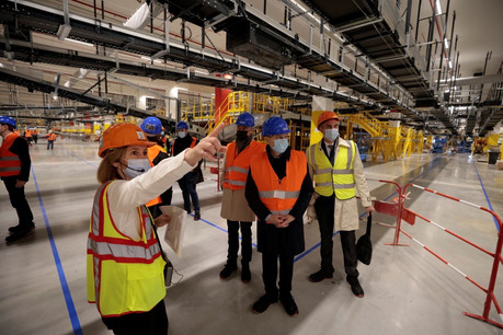 Le président de Metz-Métropole et maire de Metz, François Grosdidier, et les représentants d’Amazon France découvrent le nouveau site du géant américain du e-commerce qui doit lancer ses activités cet été. (Photo: Metz-Métropole)