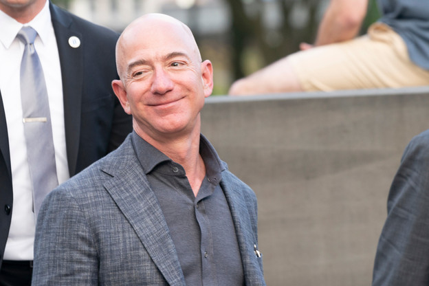 Crise «aidant», Amazon enregistre des commandes à un niveau record. Son CEO, Jeff Bezos, cherche à recruter 100.000 personnes pour répondre à la demande. En attendant qu’elles puissent reprendre leur job, modère-t-il. (Photo: Shutterstock)
