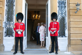 Gardes irlandais à l'entrée de la résidence. (Photo: Matic Zorman/Maison Moderne)